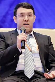 穿着西装笔挺的男子正在演讲 AI 生成的内容可能不正确。